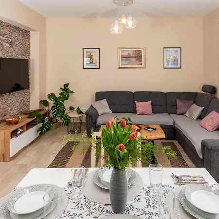 Calypso - Newly Equiped, With Separate Entrance And Parking