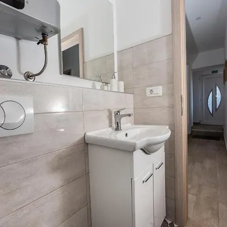 Calypso - Newly Equiped, With Separate Entrance And Parking Lejlighed *