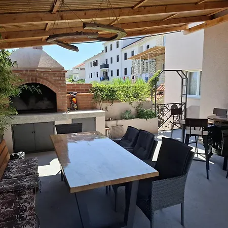 Calypso - Newly Equiped, With Separate Entrance And Parking *