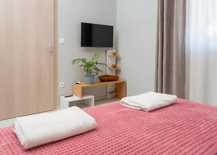 Calypso - Newly Equiped, With Separate Entrance And Parking *