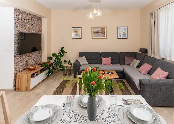 Calypso - Newly Equiped, With Separate Entrance And Parking