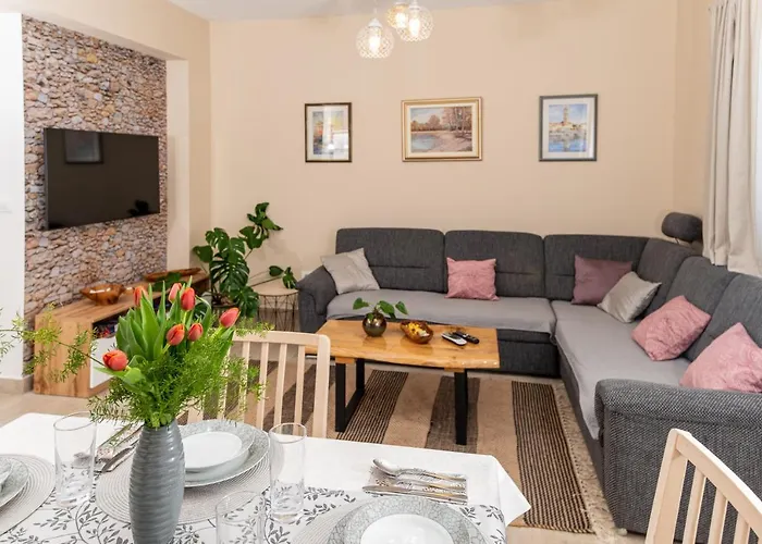 Calypso - Newly Equiped, With Separate Entrance And Parking 苏佩塔尔