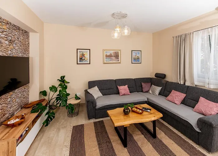 Calypso - Newly Equiped, With Separate Entrance And Parking 公寓
