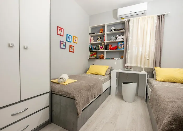 Calypso - Newly Equiped, With Separate Entrance And Parking 苏佩塔尔