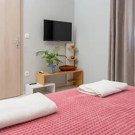 Calypso - Newly Equiped, With Separate Entrance And Parking *