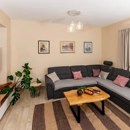 Calypso - Newly Equiped, With Separate Entrance And Parking Apartamento