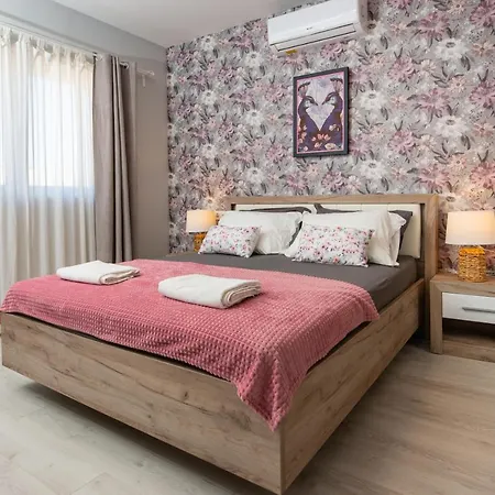 Calypso - Newly Equiped, With Separate Entrance And Parking * Supetar