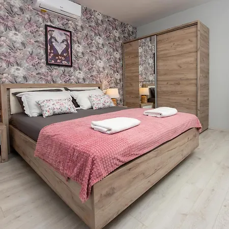 Calypso - Newly Equiped, With Separate Entrance And Parking Apartamento