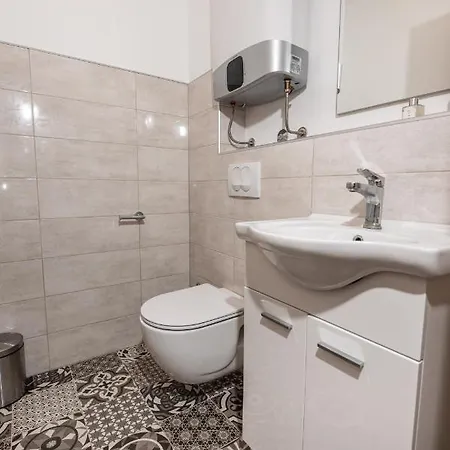Calypso - Newly Equiped, With Separate Entrance And Parking Apartamento *